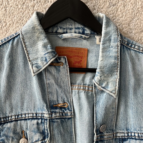 Levi’s light wash denim jacket slightly oversized - Picture 2 of 3
